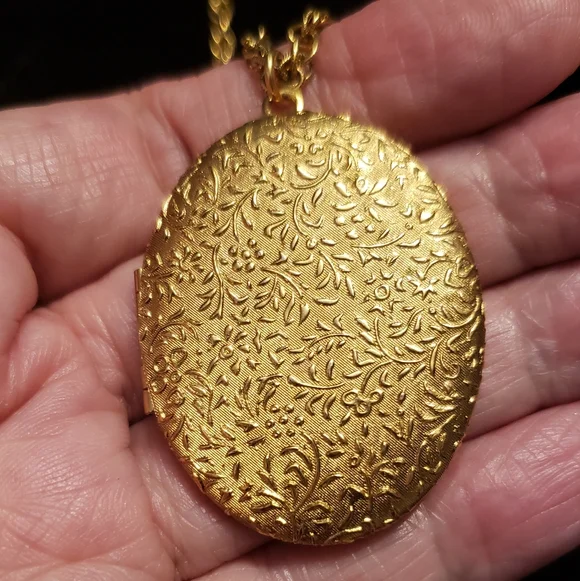 Gold Trifari "Gold Crown" Vintage Mourning Locket Necklace In Perfect Condition. - Picture 5 of 7
